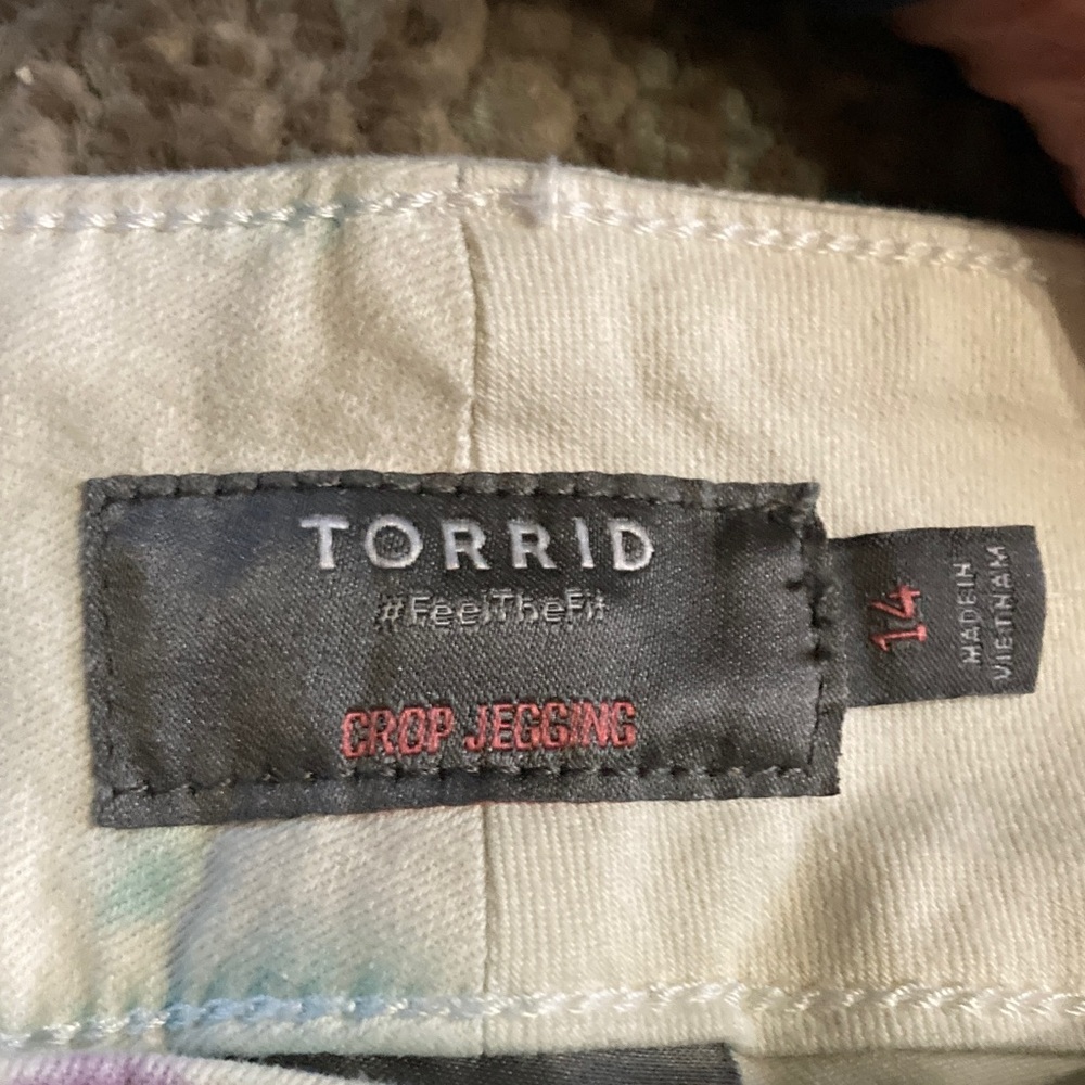 NWT Torrid Women's Tie-Dye Crop Jeans in Pastel Blue and Pink - Picture 3 of 9